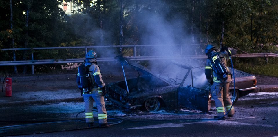 	En bil ble totalskadd etter brann i Sandvika.		