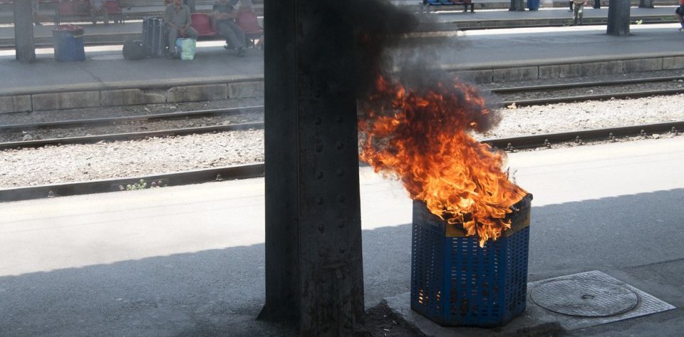 En søppelbøtte tok fyr ved Romanias hovedstasjon, Bucuresti Nord. Brannen skapte stor røykutvikling.								