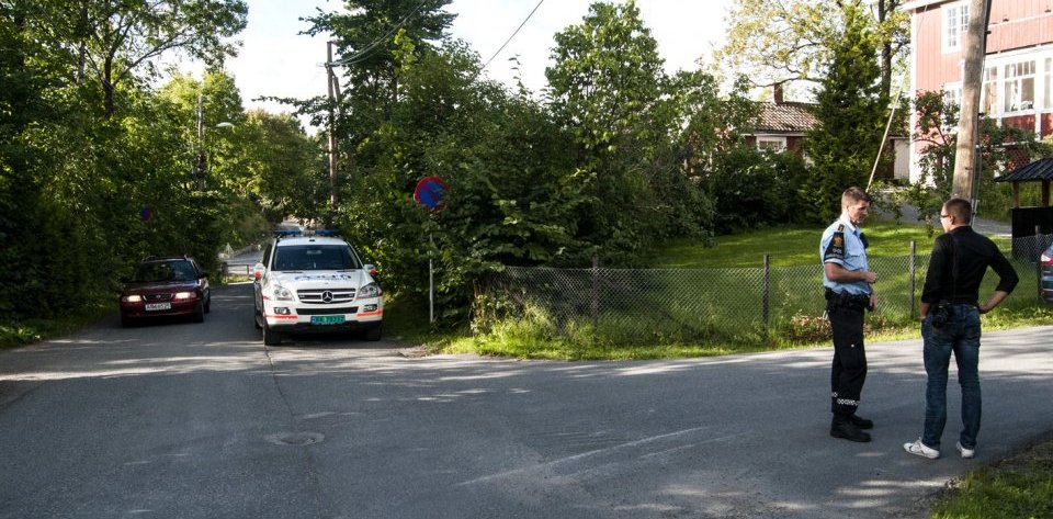 En åtte år gammel jente ble påkjørt i Bærum. Jenta ble kjørt til sykehus og politiet jakter nå på bilføreren som stakk av.	