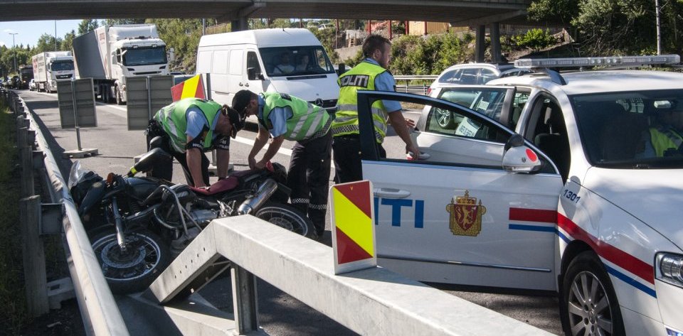 En MC-fører ble fløyet til Ullevål sykehus etter en kollisjon med et vogntog. Føreren av motorsykkelen omkom i sammenstøtet. 				