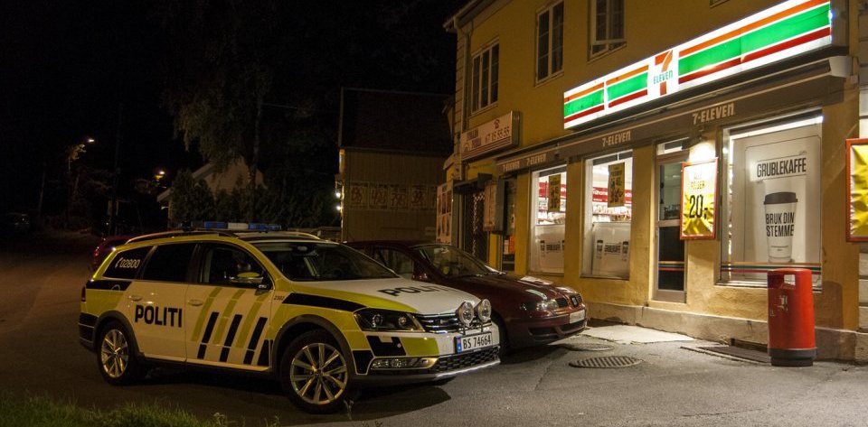 En maskert mann med våpen truet til seg penger og kontanter fra en 7-Eleven-kiosk på Jar i Bærum. Flere politipatruljer jaktet på raneren natt til søndag.						