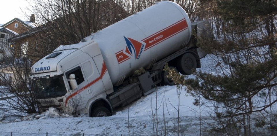 En tankbil fylt med propan skled av veien i Asker.		