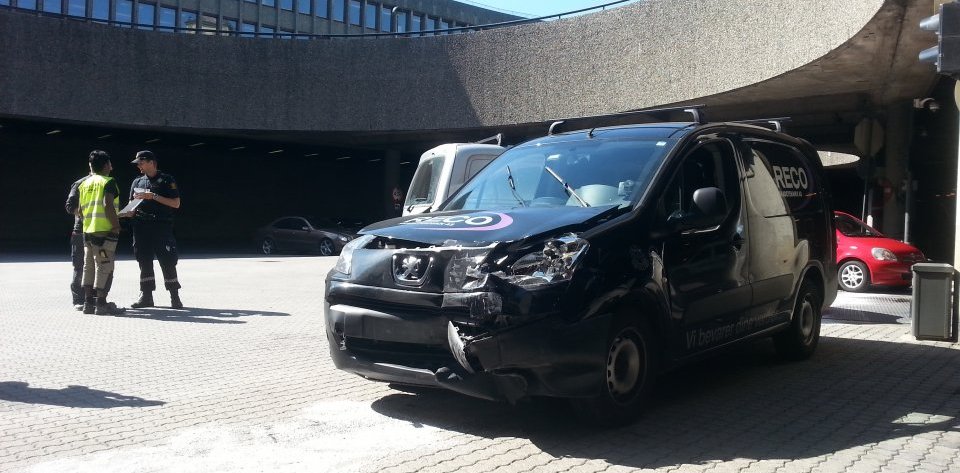 To biler frontkolliderte i Hammersborgtunnelen ca. klokka 12:40. Den ene føreren har kjørt i motgående kjøreretning og fikk sitt førerkort beslaglagt.