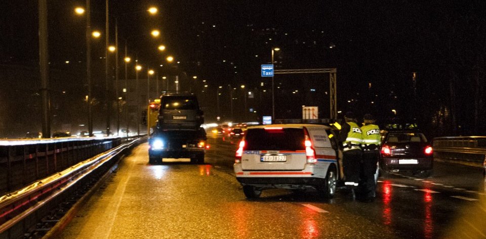 Fem biler var involvert i en kjedekollisjon på E18 ved Sandvika søndag ettermiddag. Seks personer ble sendt til legevakten etter ulykken. 