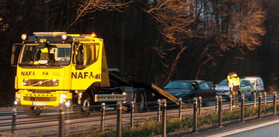 En person ble sendt til legevakten med lettere skader etter en ulykke på E18 før avkjøringen til Asker, retning Drammen.			