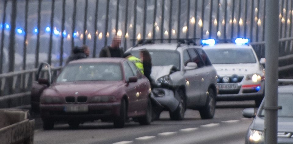 To biler var involvert i en kollisjon på E18 ved Slependen torsdag morgen.	