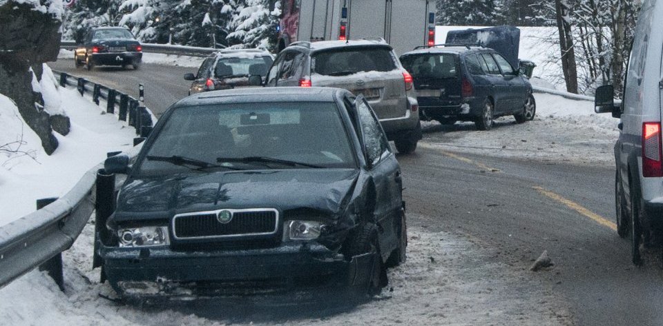 To personer ble fraktet til Ahus med lettere skader etter at to biler smalt i hverandre på riksvei 22 øst for Fetsundbrua.		
