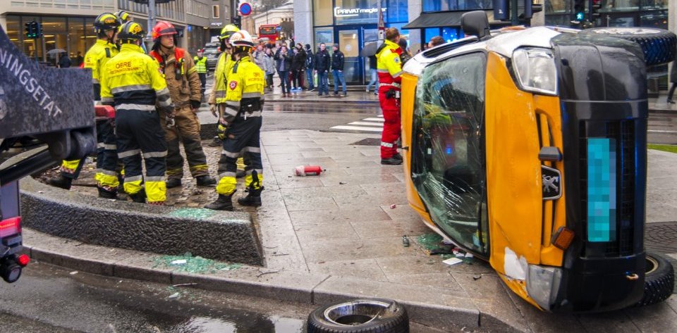 En bil veltet etter en trafikkulykke i Oslo. To personer ble skadet i ulykken, som trolig oppstod på grunn av rødlyskjøring. 		