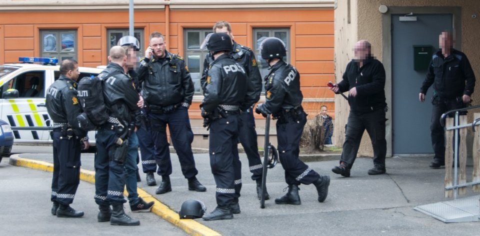 En vaktmester ble truet med hagle da han tok en mann på fersken under et innbrudd i en bod. Bevæpnet politi søkte etter mannen på Enerhaugen i Oslo.	