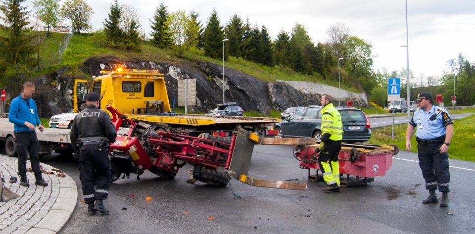 En mindre truck falt av en lastebil i en rundkjøring på Holmen. Føreren har fått sitt førerkort beslaglagt etter hendelsen.			