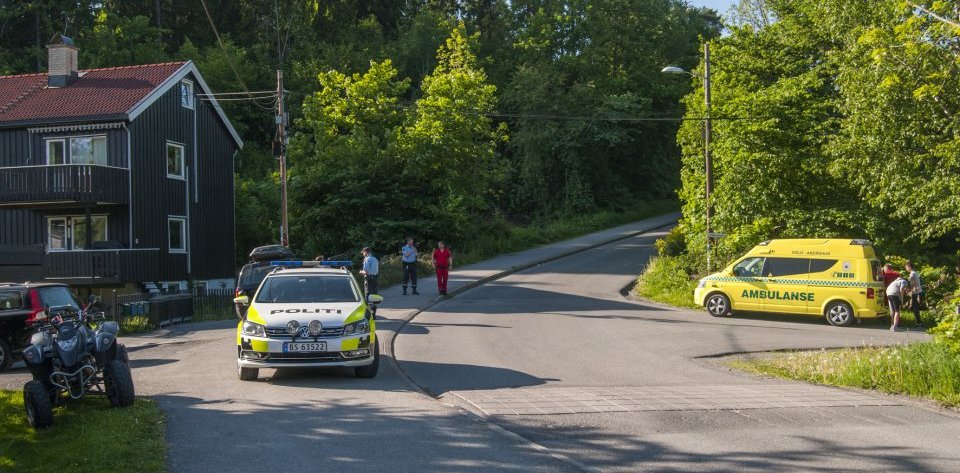 En firehjuling veltet i 18-tiden onsdag i krysset Ekkoveien/Juterudveien på Slependen. To personer ble kjørt til legevakten for behandling av sårskader.