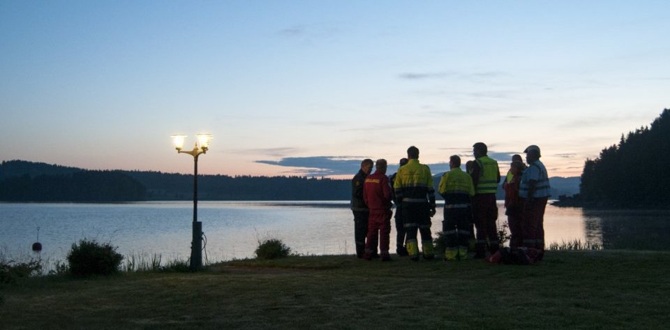 Politiet og dykkere fra brannvesenet satte i 22-tiden lørdag kveld i gang en leteaksjon etter at vitner så en mann falle i vannet fra en båt. Mannen ble funnet omkommet i sjøen.