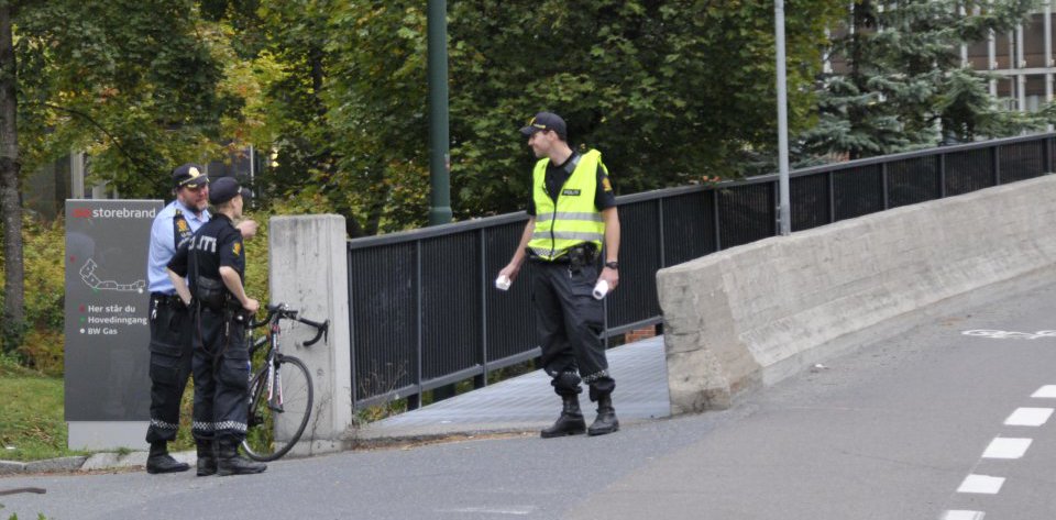 Tirsdag kveld var en syklist og en bil involvert i en trafikkulykke i Professor Kohts vei på Lysaker. Hendelsesforløpet er noe usikkert, men den mannlige syklisten pådro seg kutt- og sårskader i ulykken.		