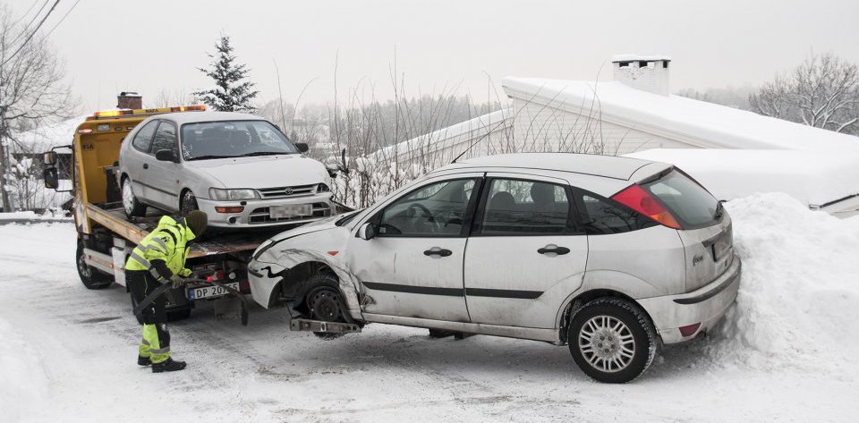 En mann er sendt til Bærum sykehus med hodeskader etter en trafikkulykke i Hønsveien i Asker. Føreren av den andre bilen er også tatt med til sykehuset for sjekk. 