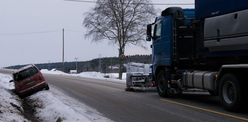 En bil kjørte av Fv. 115 mellom Skiptvet og Askim. Politiet i Østfold melder om svært glatte veier og oppfordrer bilførere til å avpasse farten etter forholdene. 				