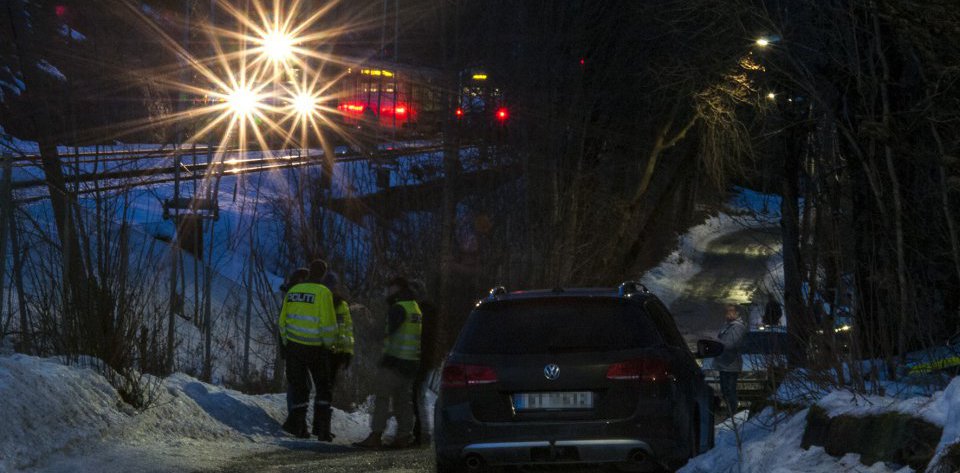 En kvinne er påkjørt av toget mellom Høn og Vakås i Asker. Hun er kjørt til Ullevål sykehus med ukjent skadeomfang.	
