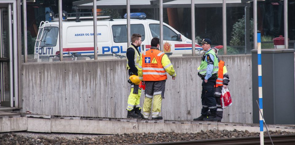 En kvinne ble truffet av toget ved Asker jernbanestasjon. Hun skal ha vært bevisst da nødetatene ankom stedet. 