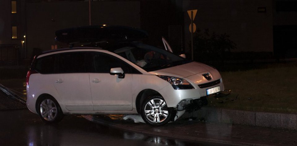 En bil kjørte inn i en rundkjøring på E16 ved Vøyenenga sent tirsdag kveld. To personer ble tatt med av ambulansen for en sjekk. 			