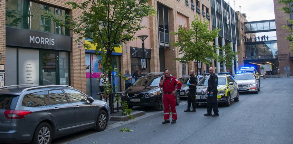 	En person er skadet etter å ha falt fra et p-hus ved Sandvika Storsenter. Personen ble fraktet til Bærum sykeshus.	