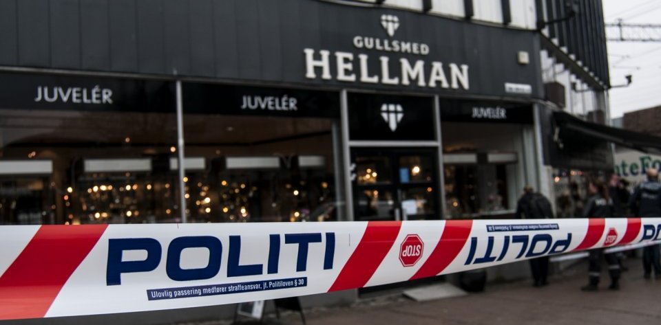 Gullsmed Hellman i Sandvika ble utsatt for væpnet ran i dag tidlig. Gullsmeden ble ranet av to menn. De ansatte ble truet med pistol og stripset i kjelleren.								