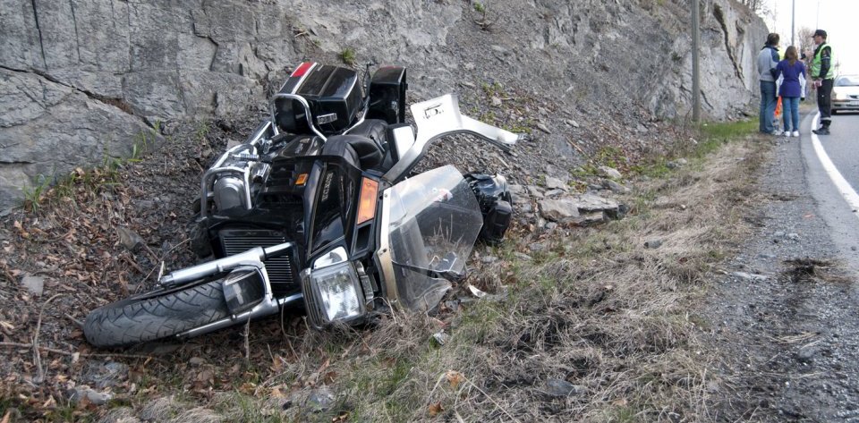 	En motorsykkel kjørte av veien under en forbikjøring av en tankbil i Asker.							