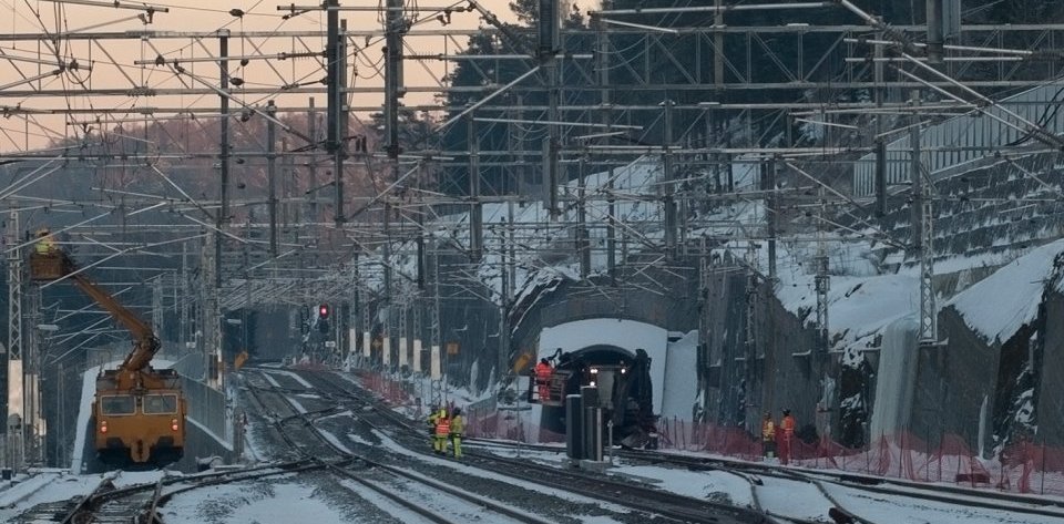 En gravemaskin som kortsluttet strømmen ved Sandvika stasjon førte til at det ble full stans i togtrafikken i nesten fire timer.								