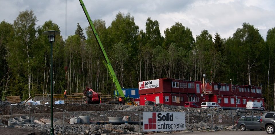 En arbeider fikk strøm gjennom kroppen da lynet slo ned på denne arbeidsplassen på Nesøya.		