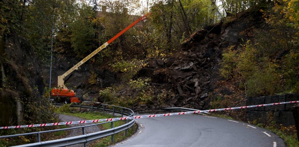 Et ras av steinblokker, trær og jord sperret Semsveien i Asker				